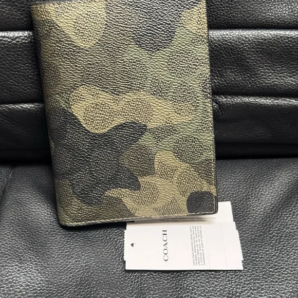 COACH Passport Card Case In Signature Camo Print  CX878 Qb/Dark Shamrock Multi